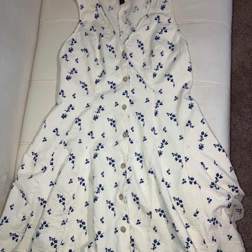 Universal Thread White and Blue Floral Top